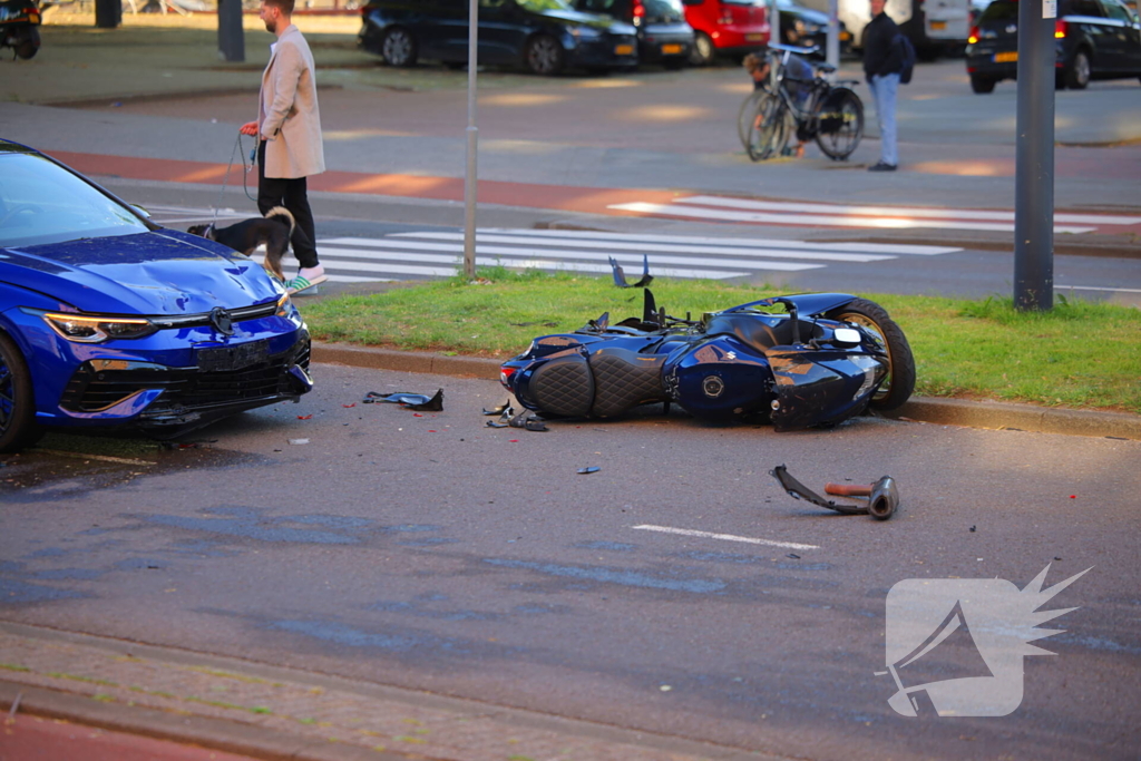 Motorrijder gewond bij botsing, automobilist mee naar bureau