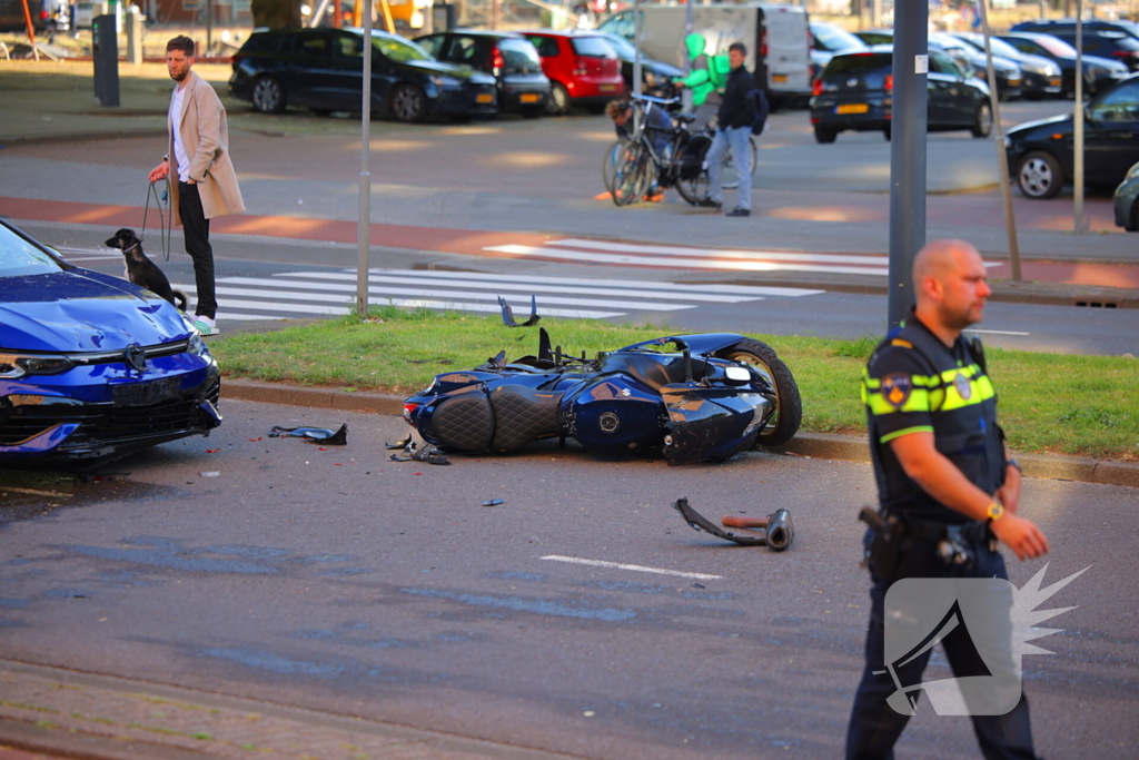 Motorrijder gewond bij botsing, automobilist mee naar bureau