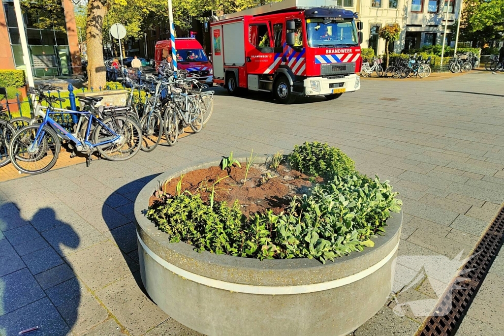 Brandweer ingezet vanwege smeulende bloembak