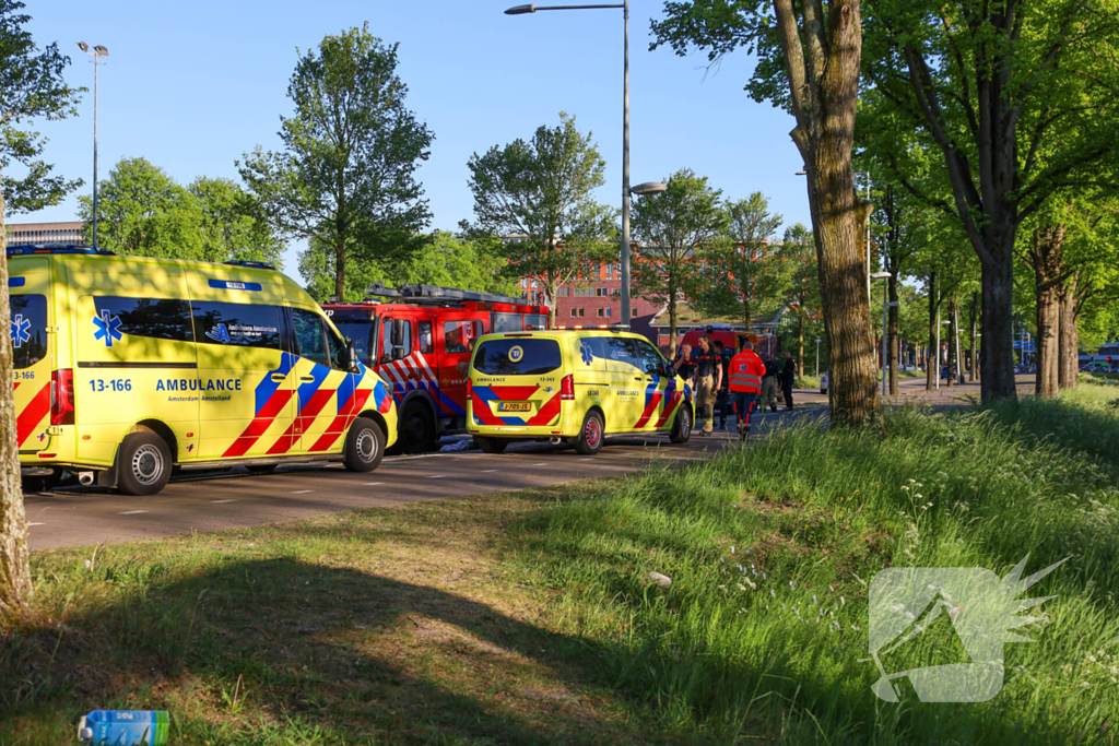 Brandweer redt vrouw uit sloot