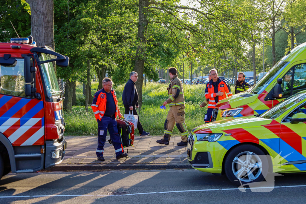 Brandweer redt vrouw uit sloot
