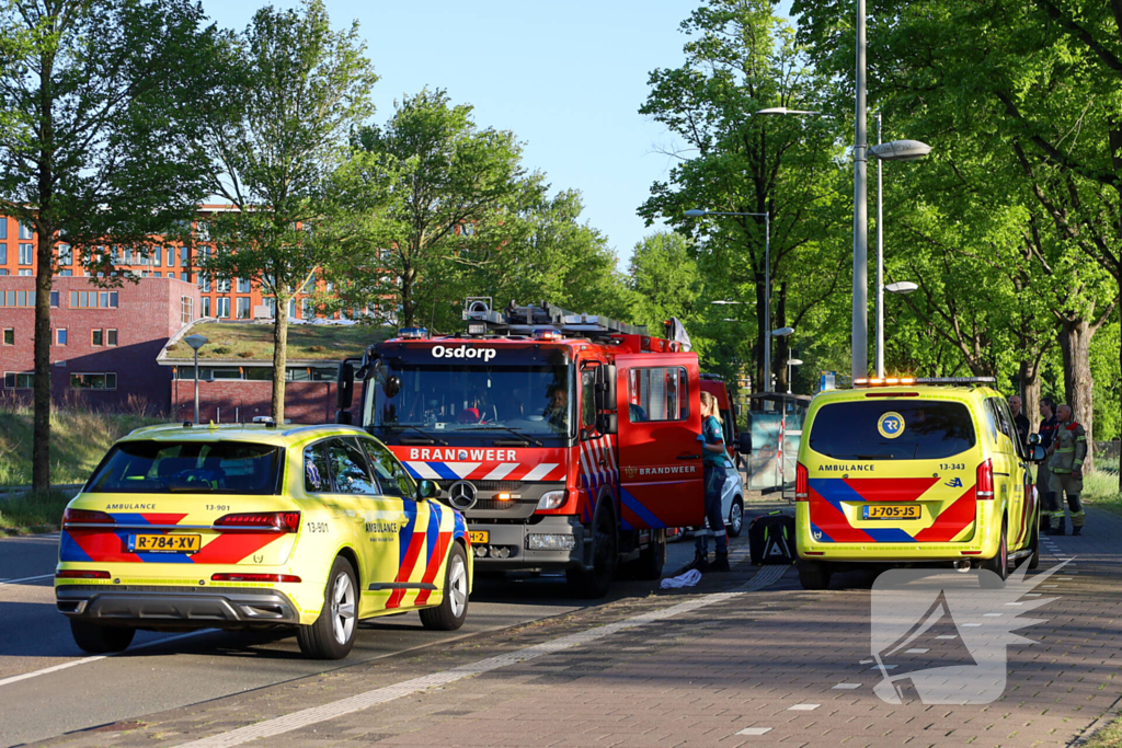 Brandweer redt vrouw uit sloot