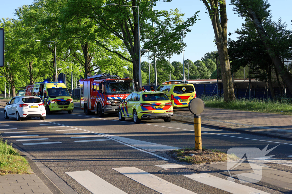 Brandweer redt vrouw uit sloot