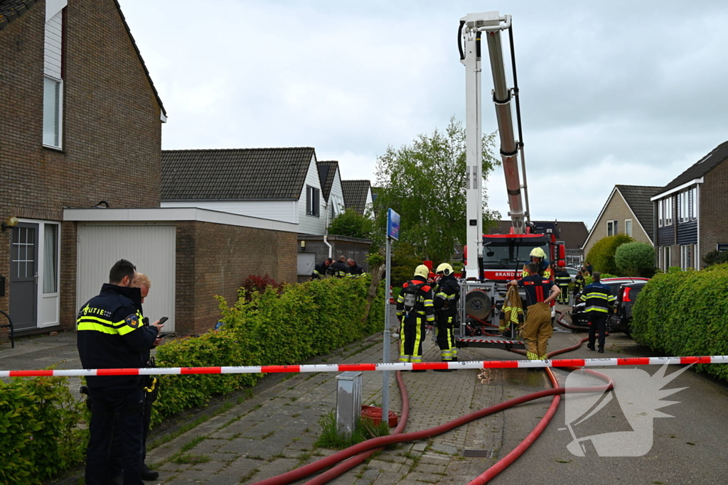 Brandweer groots ingezet bij grote brand in woning