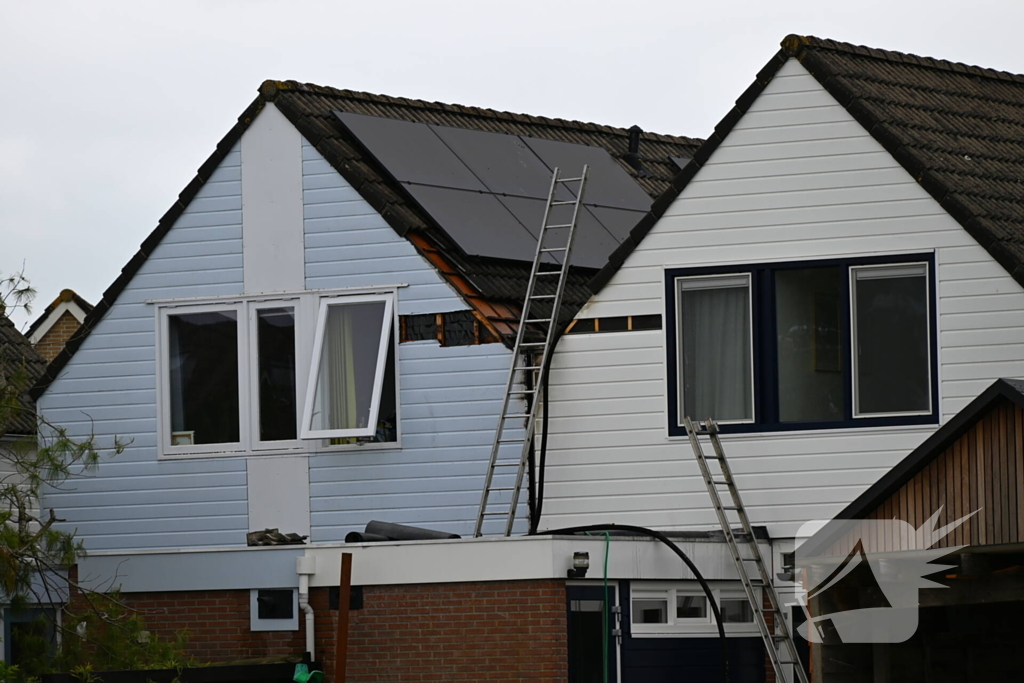 Brandweer groots ingezet bij grote brand in woning