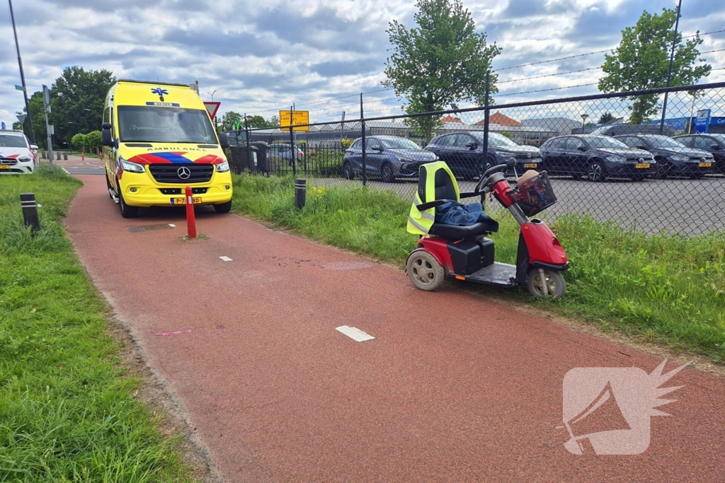 Scootmobiel bestuurder klapt op paal