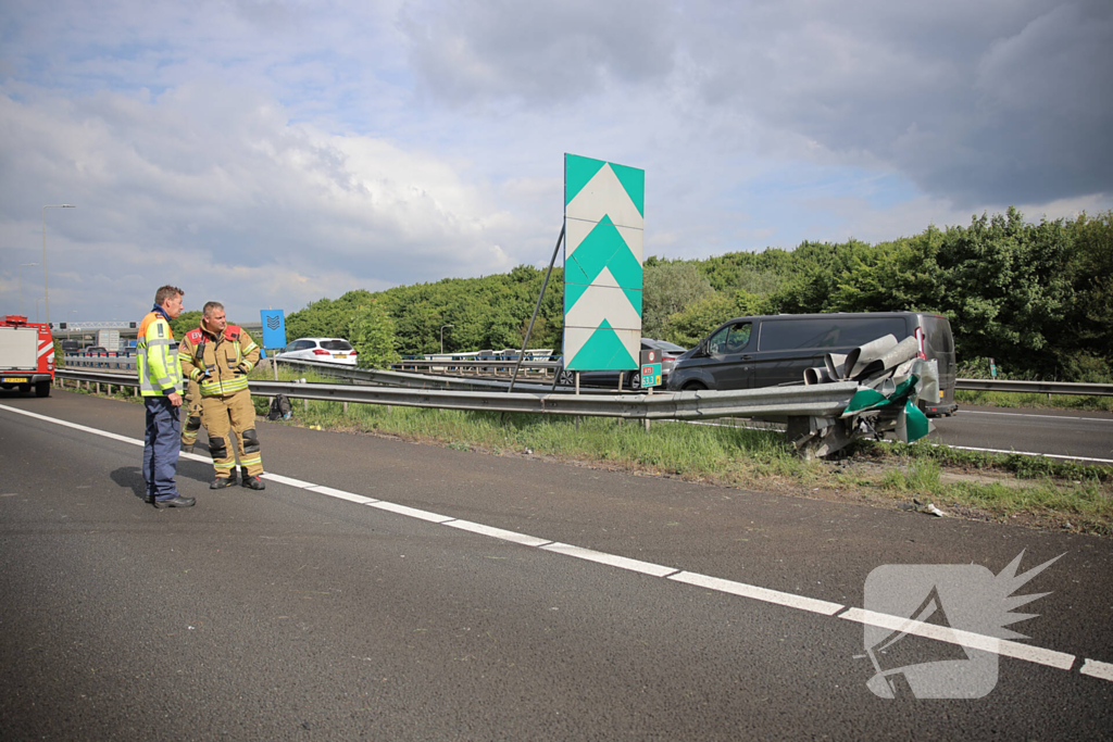 Bestuurder verliest controle en botst tegen RIMOB