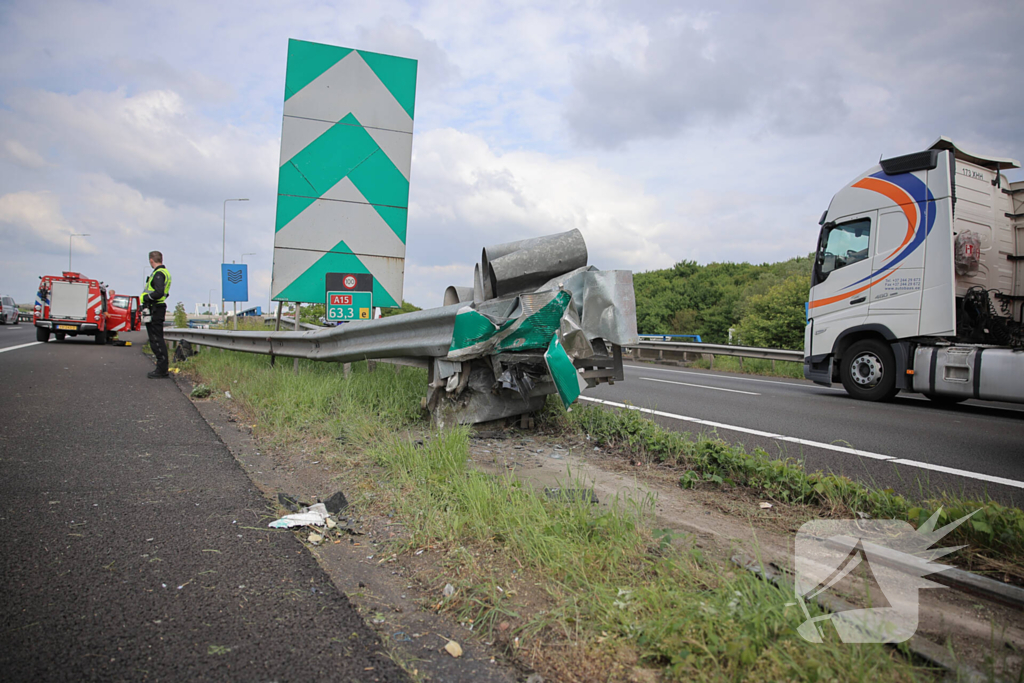 Bestuurder verliest controle en botst tegen RIMOB