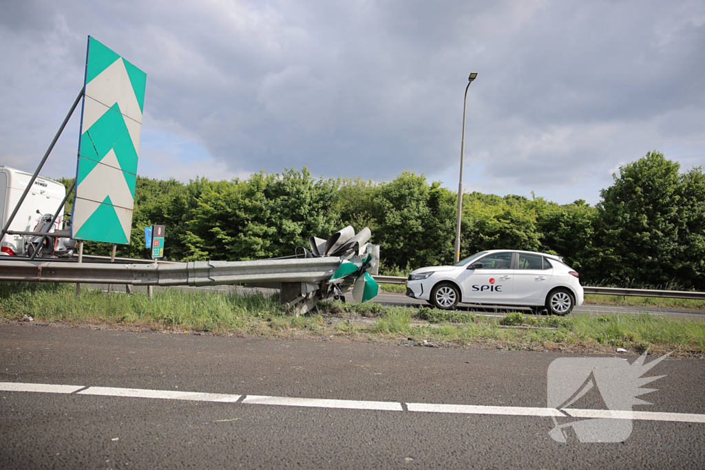 Bestuurder verliest controle en botst tegen RIMOB