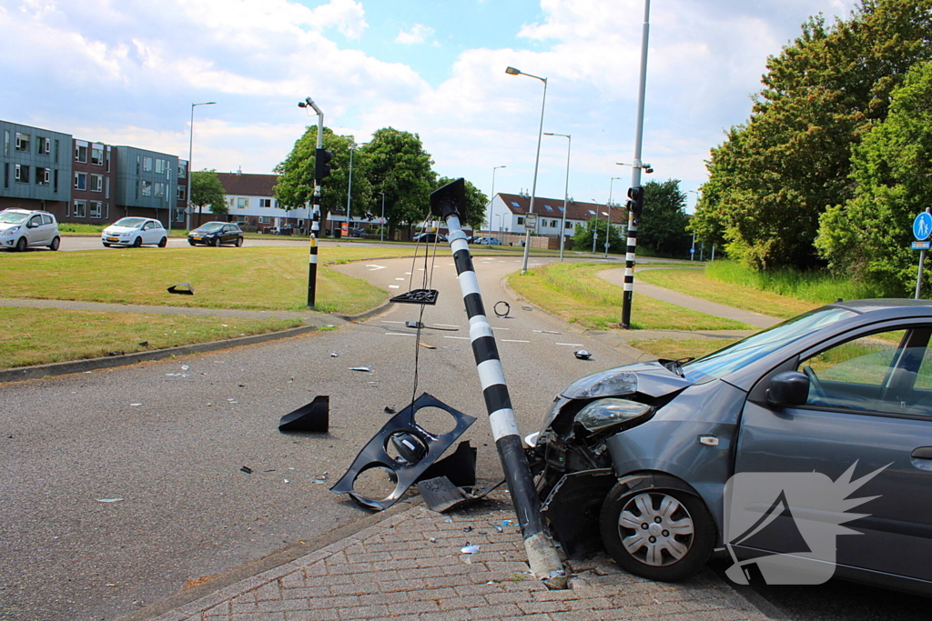 Verkeerslicht buiten werking na aanrijding