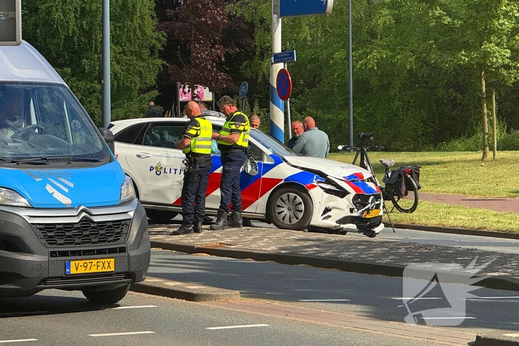 Politie voertuig betrokken bij ongeval met personenauto