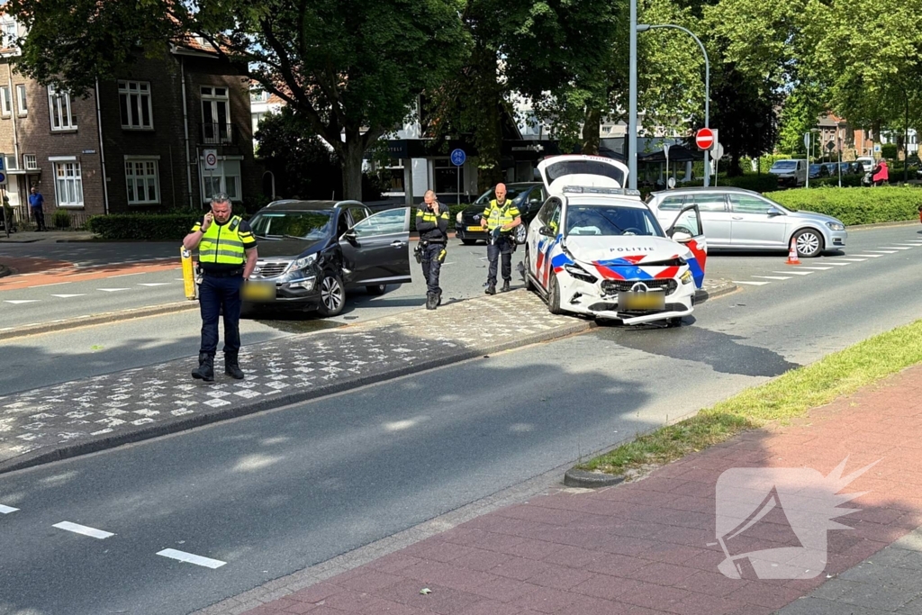 Politie voertuig betrokken bij ongeval met personenauto