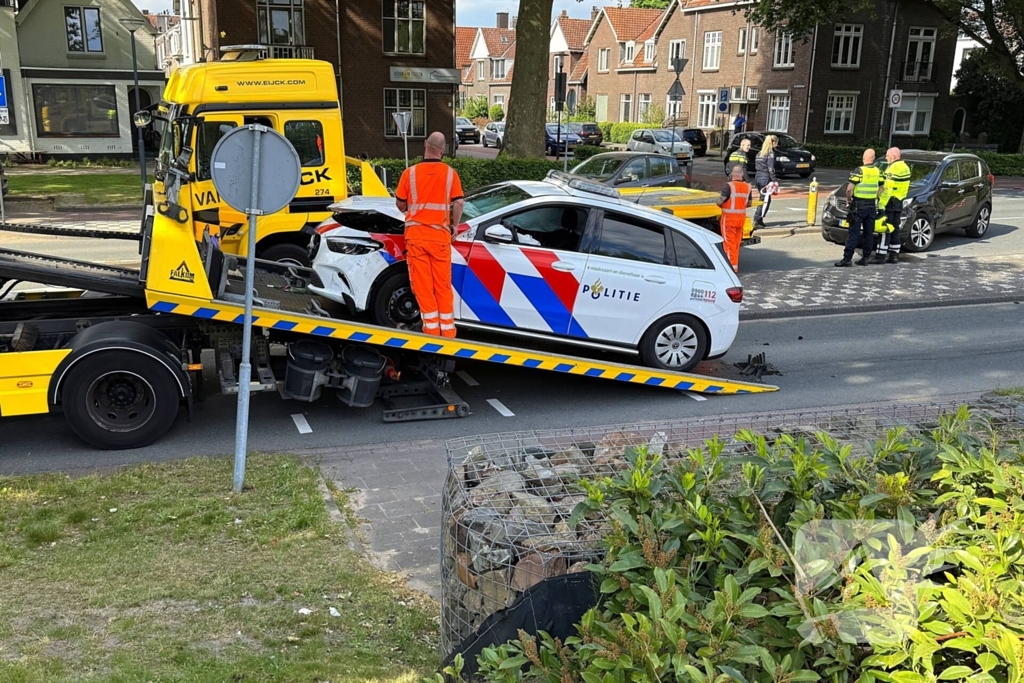 Politie voertuig betrokken bij ongeval met personenauto