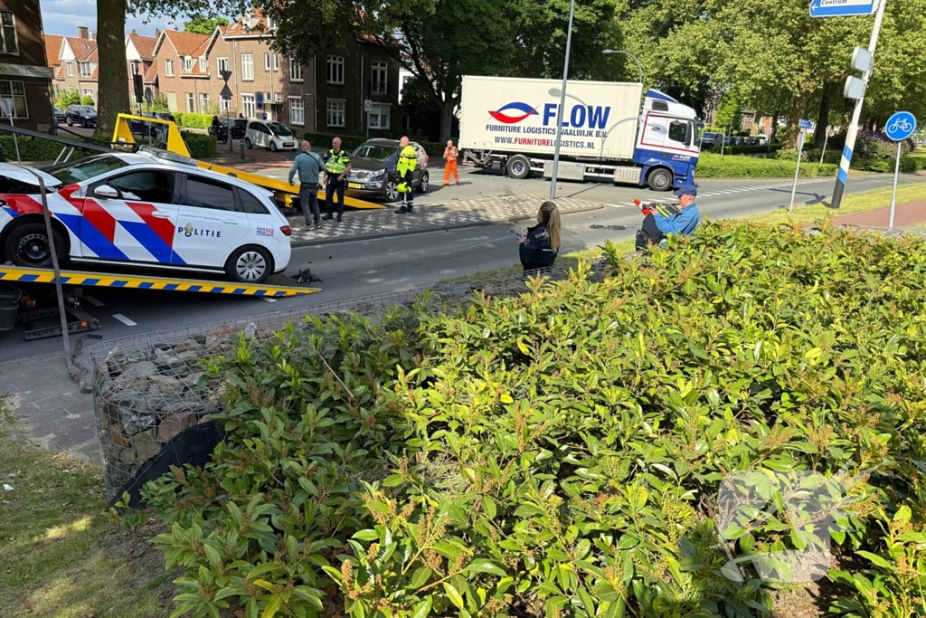 Politie voertuig betrokken bij ongeval met personenauto