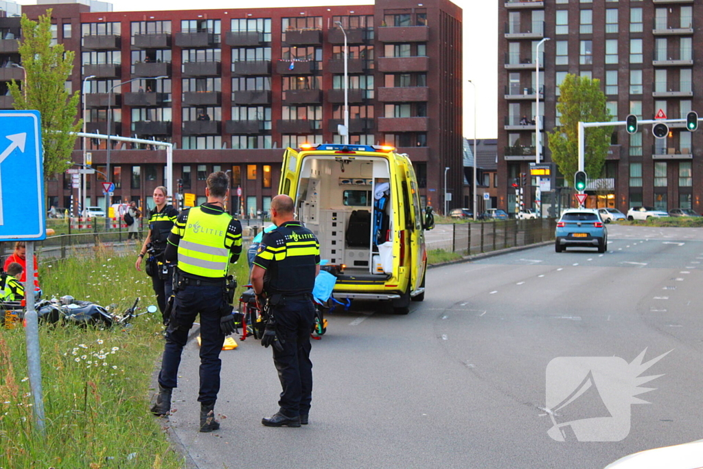 Motorrijder vliegt uit de bocht en raakt gewond