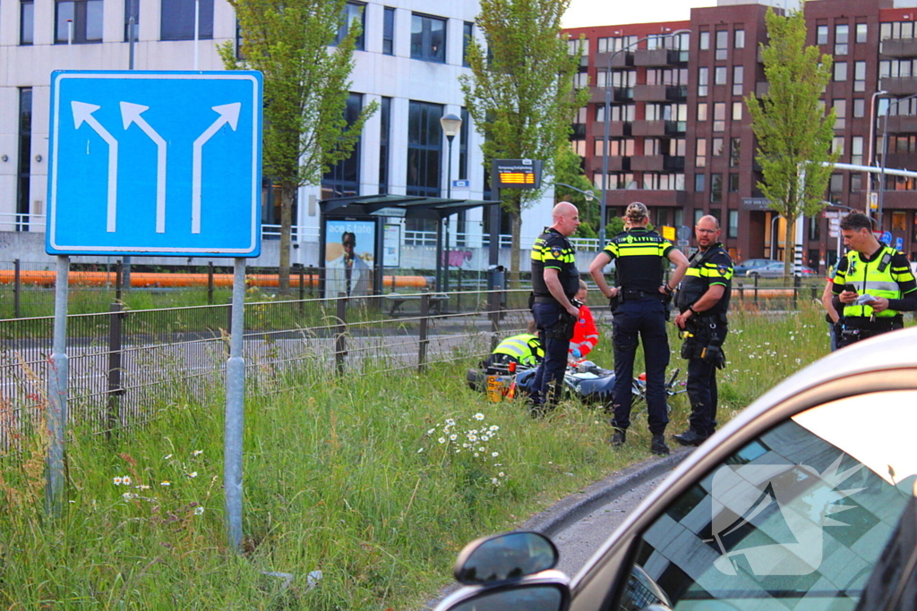 Motorrijder vliegt uit de bocht en raakt gewond