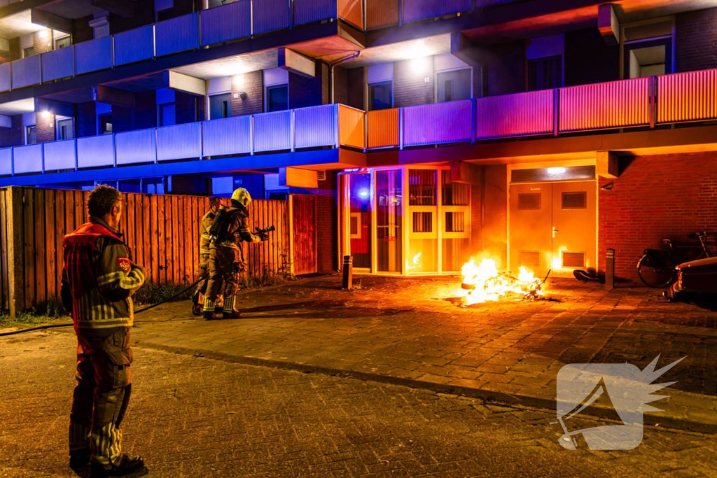 Scooter in brand gestoken achter flat