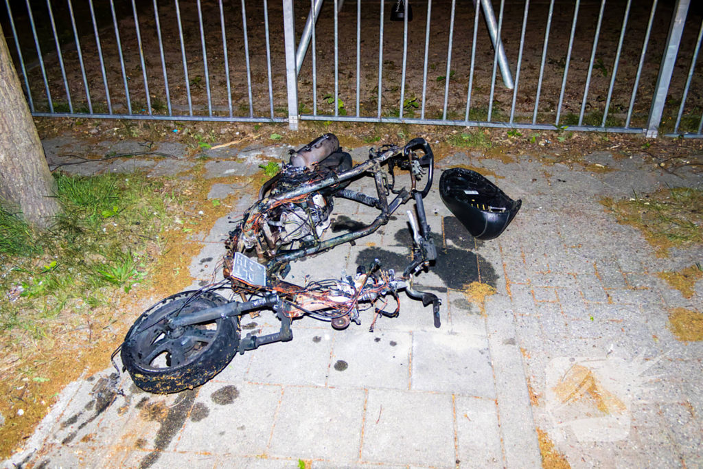 Scooter in brand gestoken achter flat