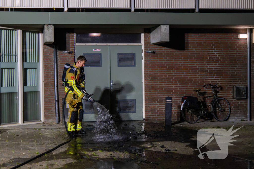 Scooter in brand gestoken achter flat