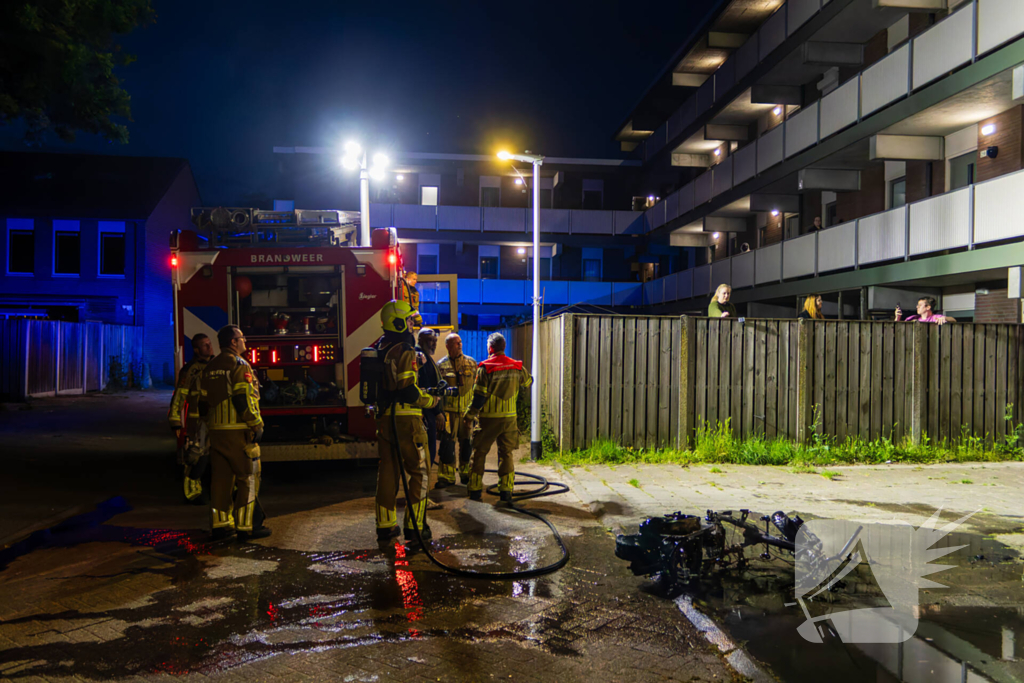 Scooter in brand gestoken achter flat