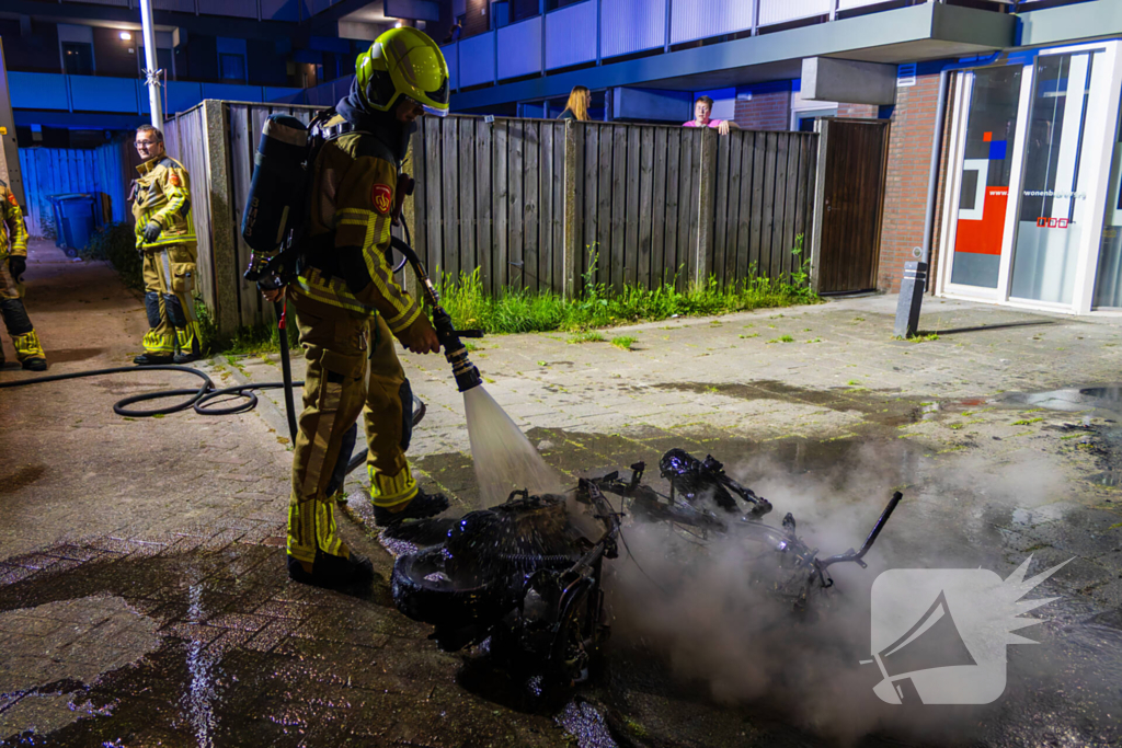 Scooter in brand gestoken achter flat