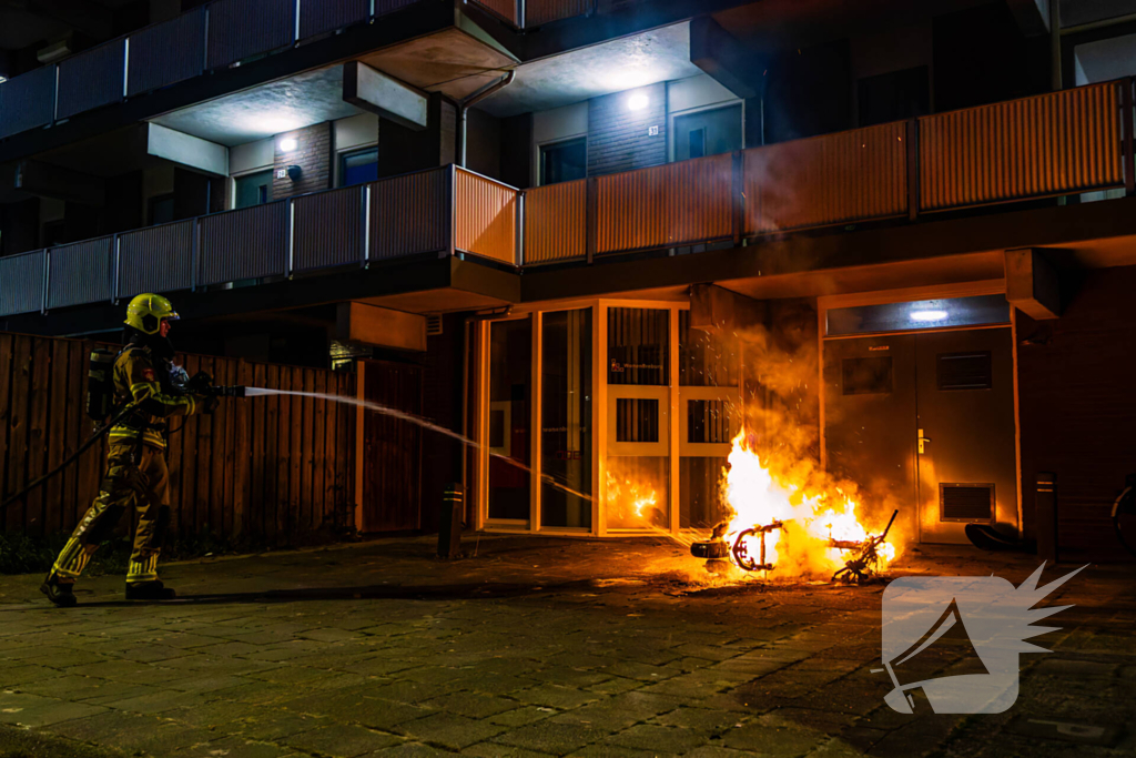 Scooter in brand gestoken achter flat