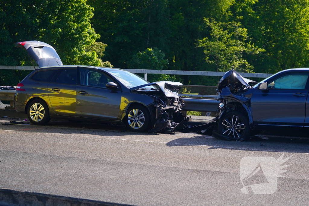 Twee gewonden bij frontale aanrijding