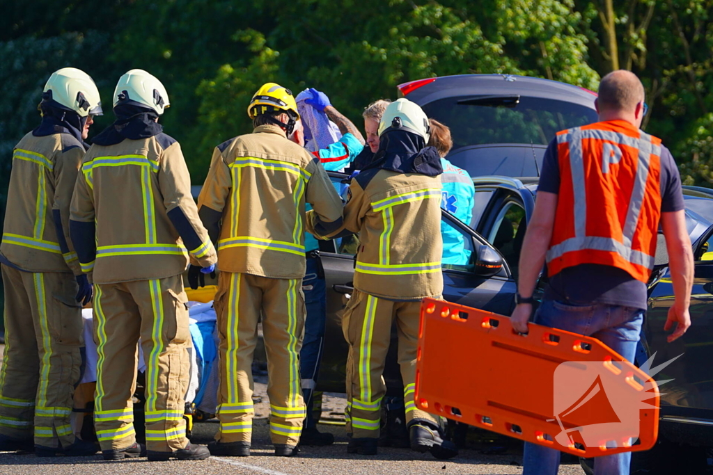 Twee gewonden bij frontale aanrijding