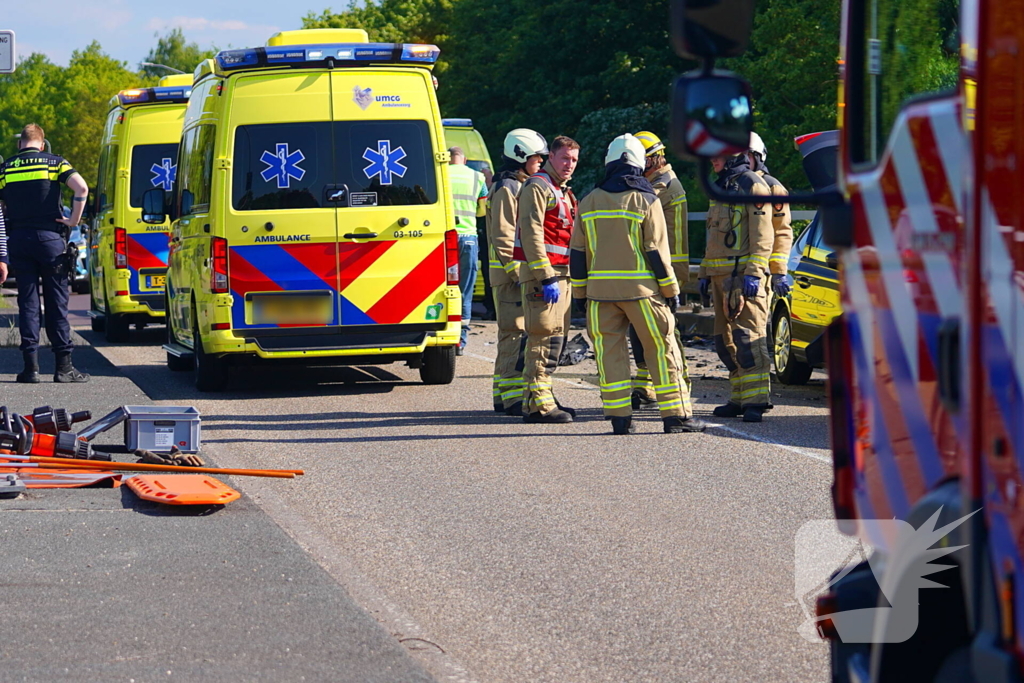 Twee gewonden bij frontale aanrijding