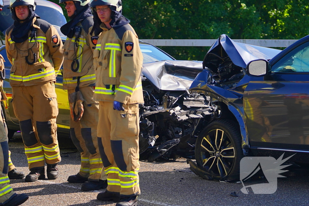 Twee gewonden bij frontale aanrijding