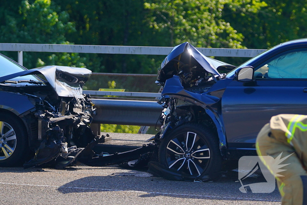 Twee gewonden bij frontale aanrijding