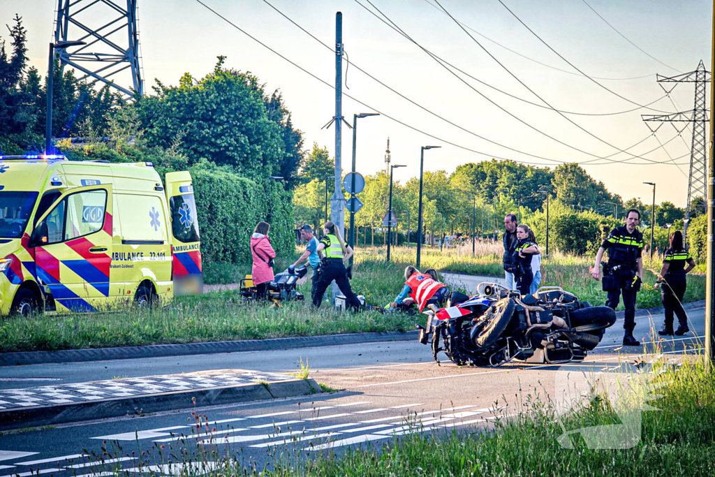 Motoragent botst tegen flitspaal en raakt zwaargewond