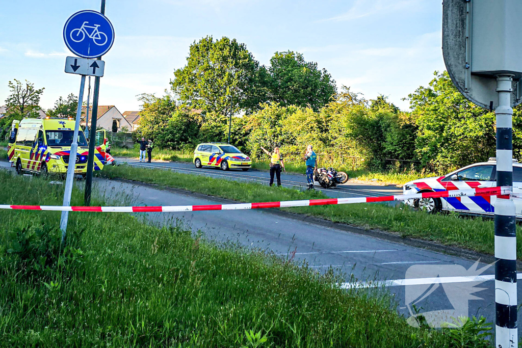 Motoragent botst tegen flitspaal en raakt zwaargewond