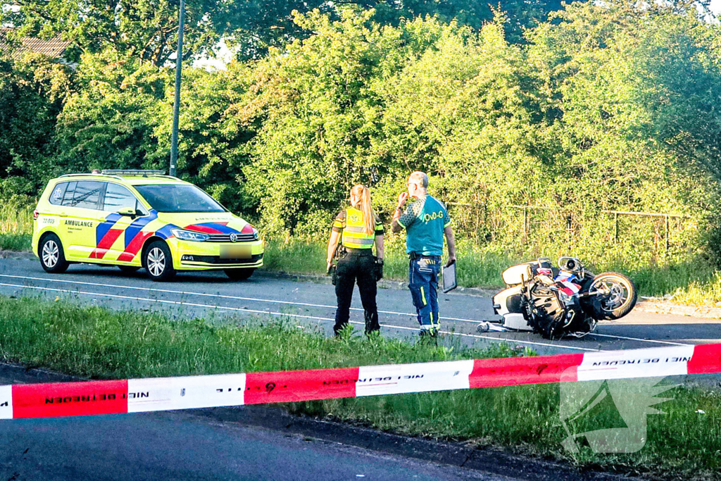 Motoragent botst tegen flitspaal en raakt zwaargewond