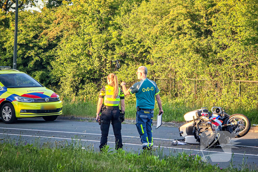 Motoragent botst tegen flitspaal en raakt zwaargewond