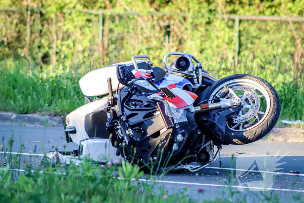 Motoragent botst tegen flitspaal en raakt zwaargewond
