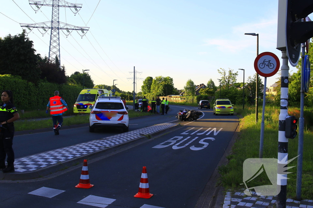 Motoragent botst tegen flitspaal en raakt zwaargewond