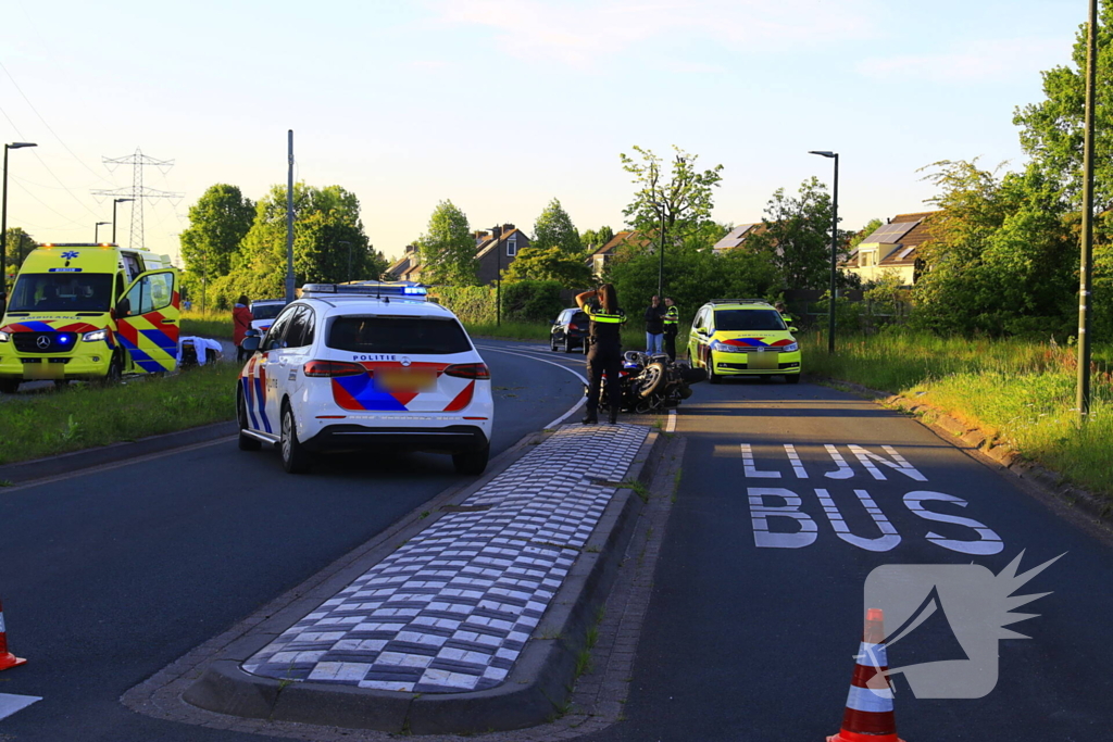 Motoragent botst tegen flitspaal en raakt zwaargewond