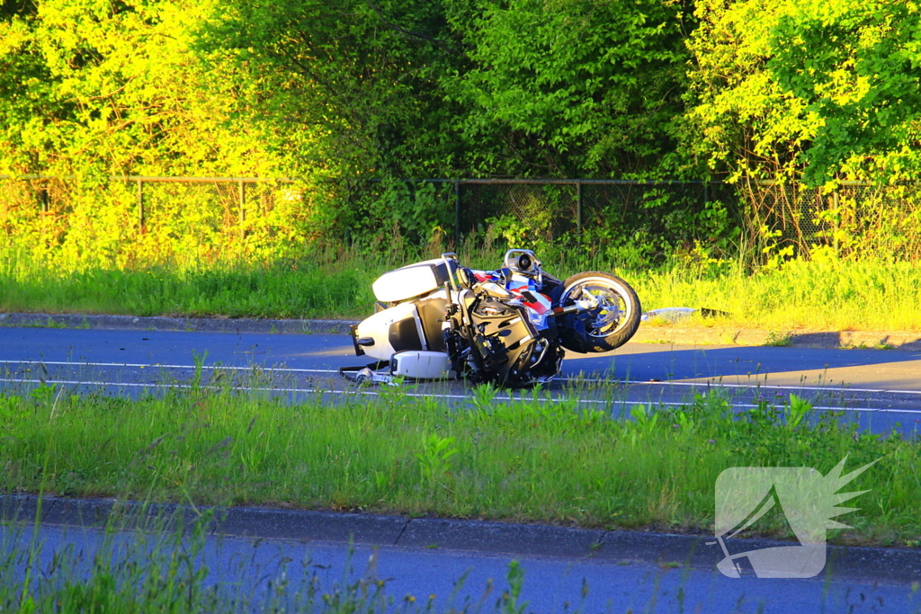 Motoragent botst tegen flitspaal en raakt zwaargewond
