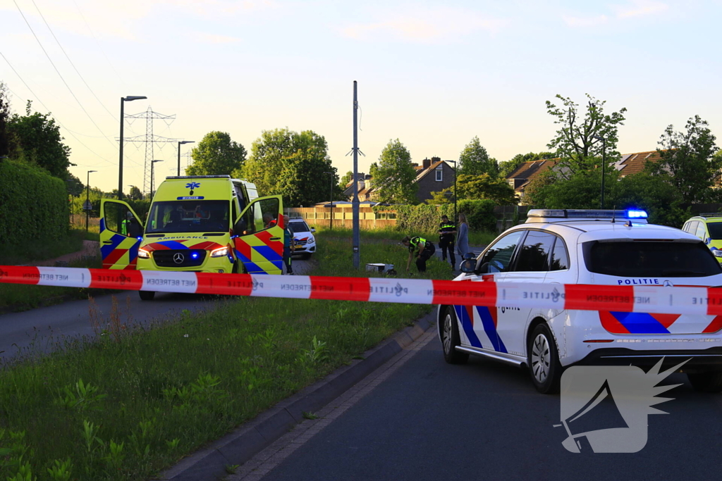 Motoragent botst tegen flitspaal en raakt zwaargewond