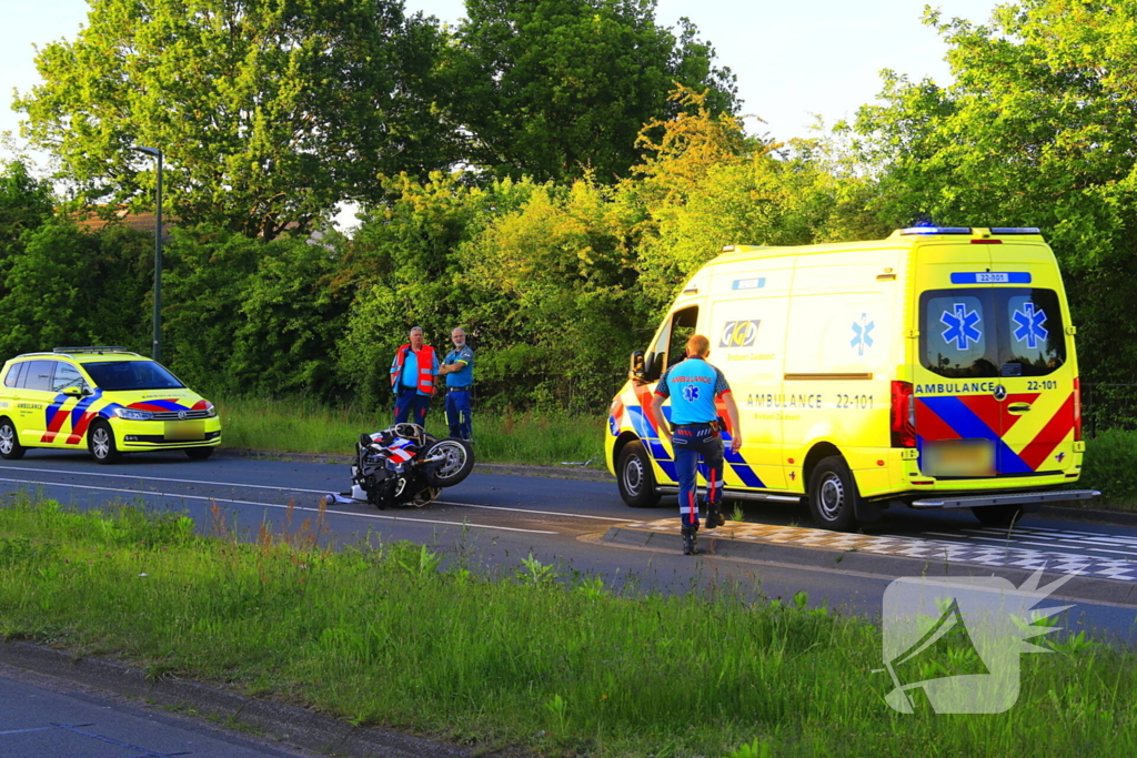 Motoragent botst tegen flitspaal en raakt zwaargewond
