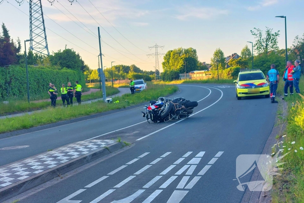 Motoragent botst tegen flitspaal en raakt zwaargewond