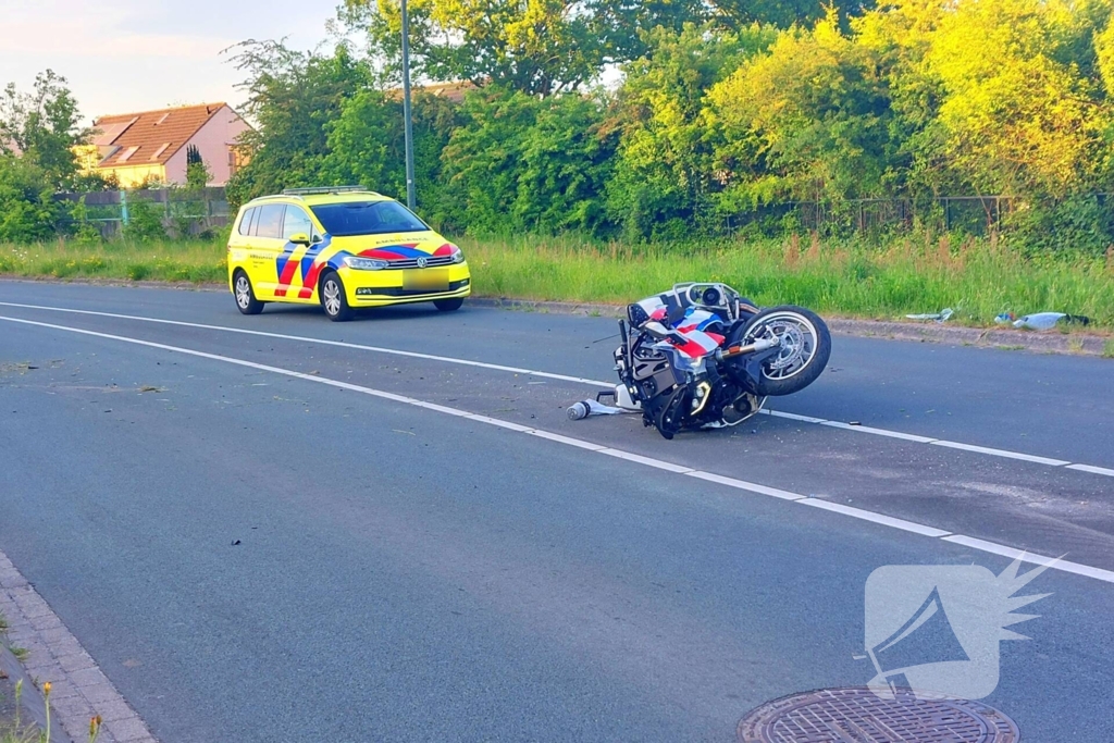 Motoragent botst tegen flitspaal en raakt zwaargewond