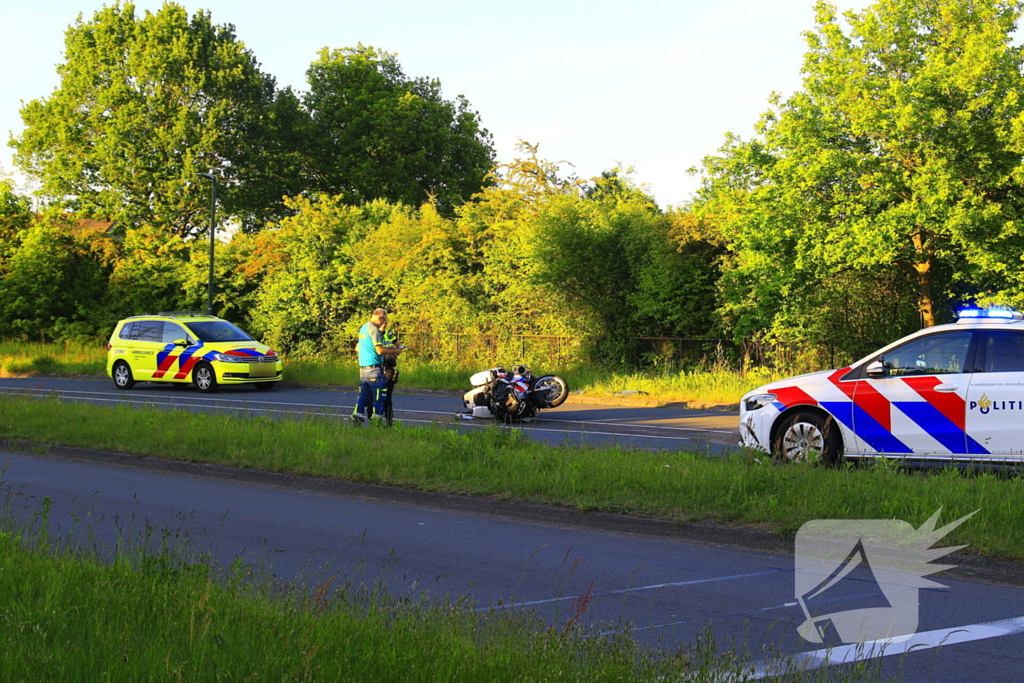 Motoragent botst tegen flitspaal en raakt zwaargewond