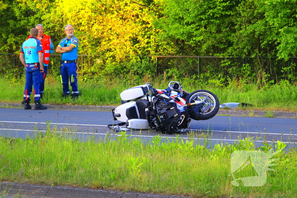 Motoragent botst tegen flitspaal en raakt zwaargewond