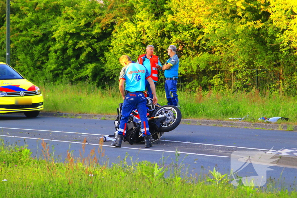 Motoragent botst tegen flitspaal en raakt zwaargewond