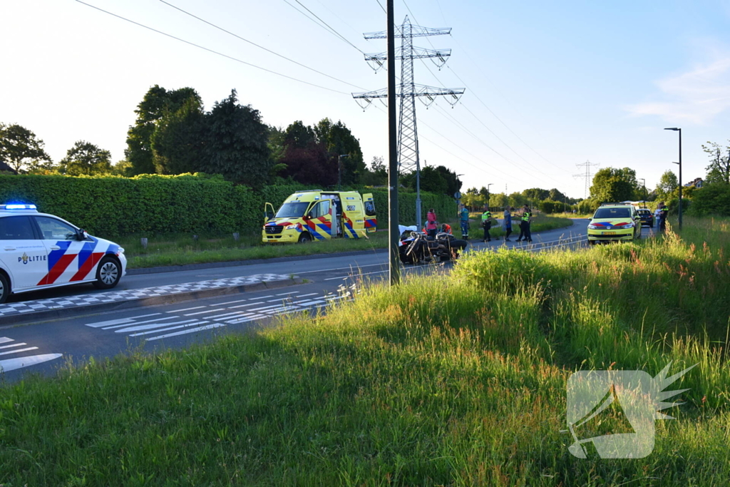 Motoragent botst tegen flitspaal en raakt zwaargewond