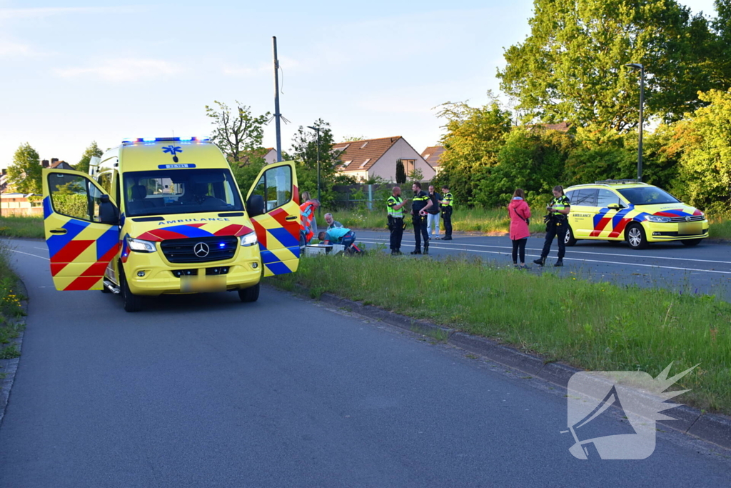 Motoragent botst tegen flitspaal en raakt zwaargewond