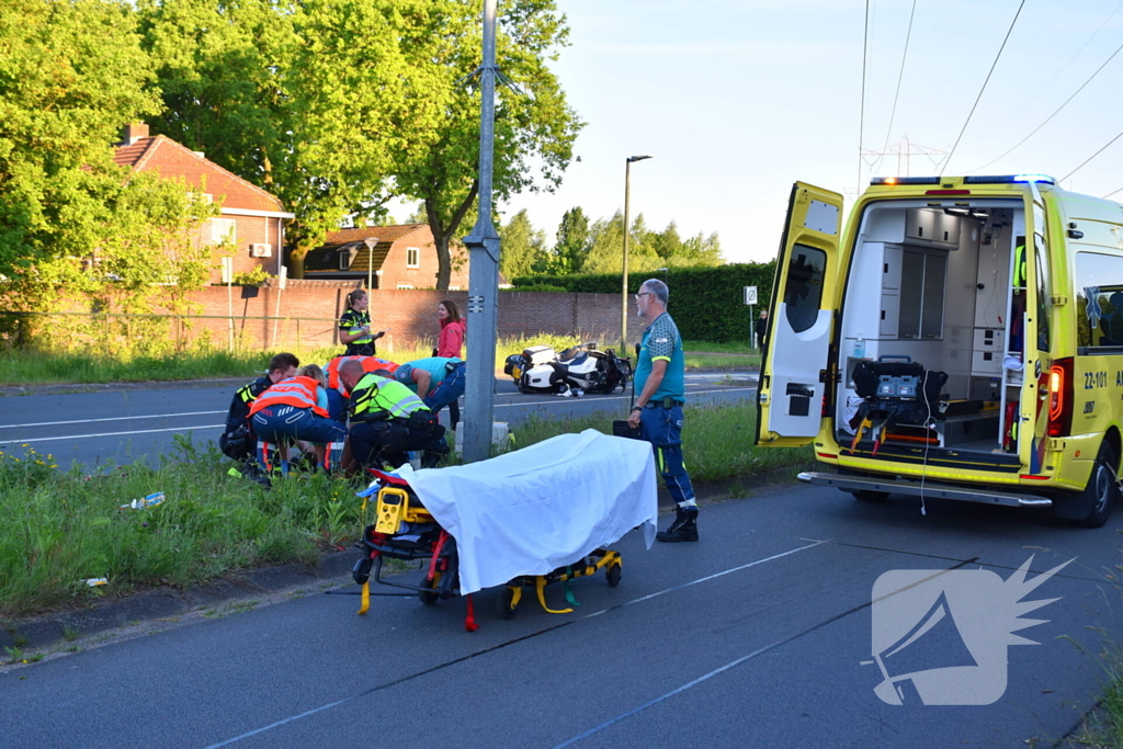 Motoragent botst tegen flitspaal en raakt zwaargewond