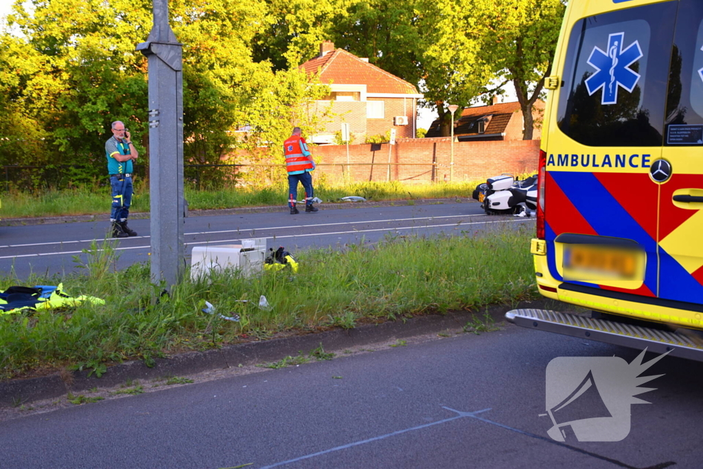 Motoragent botst tegen flitspaal en raakt zwaargewond
